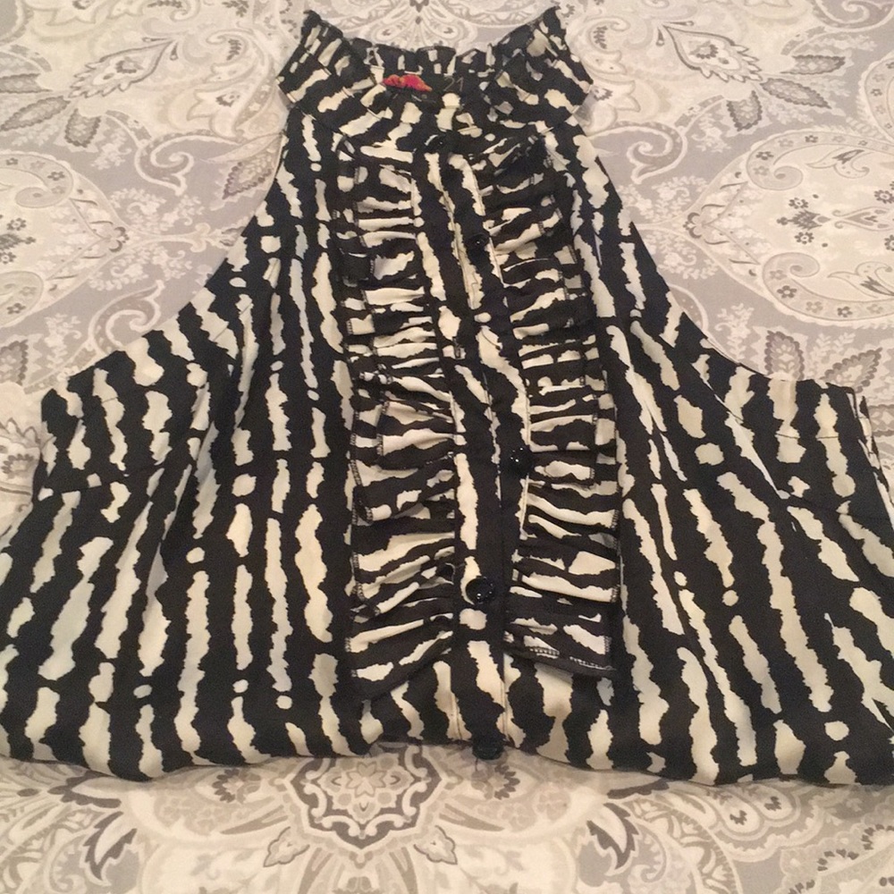 Sleeveless black and white top